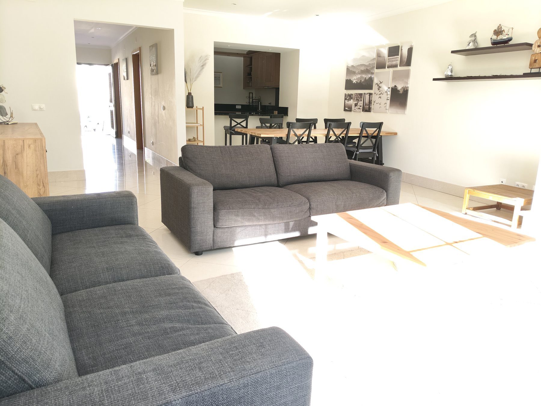 Palmyra, Vila Sol — open-plan living and dining area