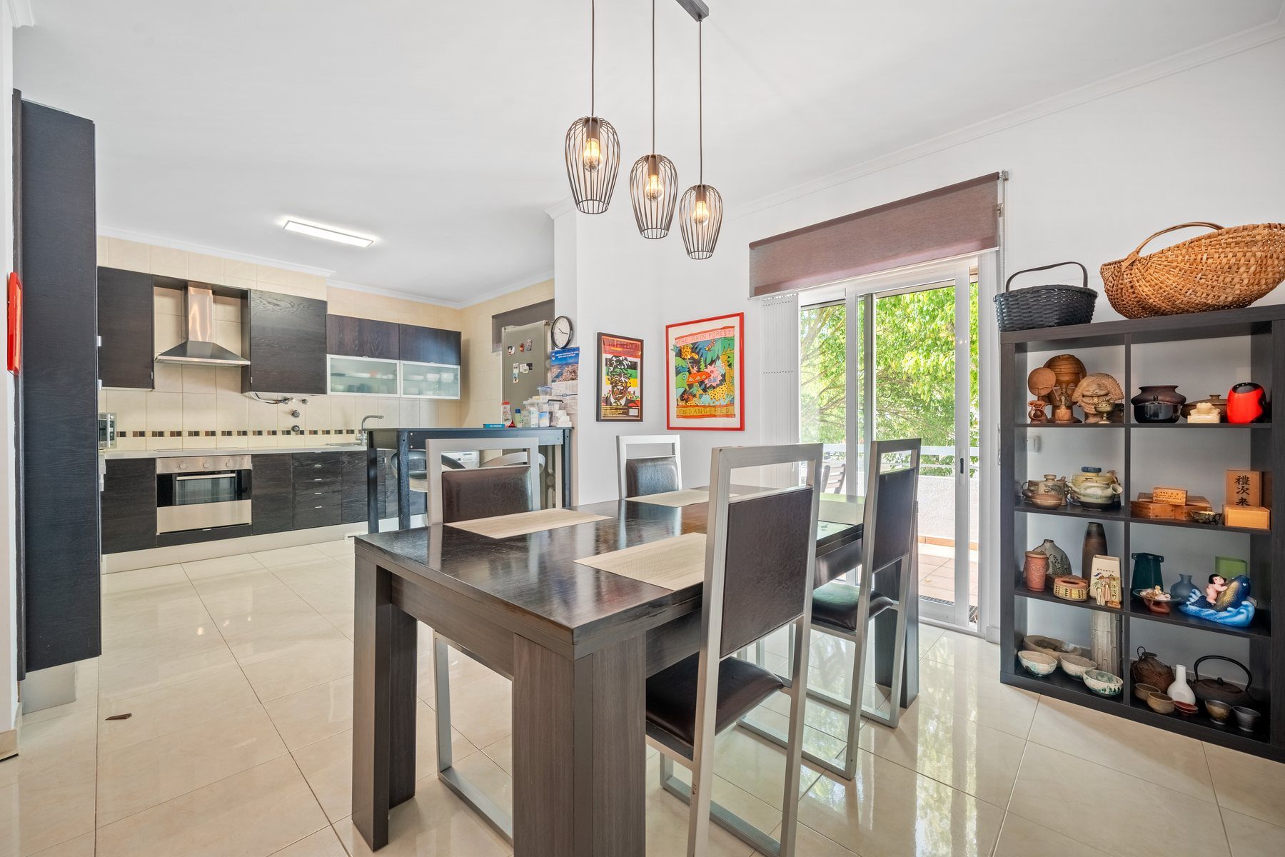 Tavira townhouse — kitchen and dining area with pendant lighting