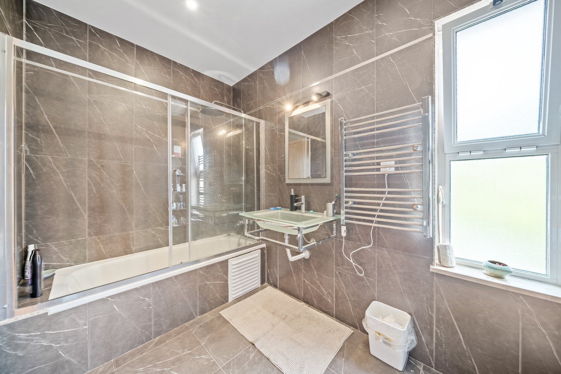 Tavira townhouse — bathroom with shower and bath