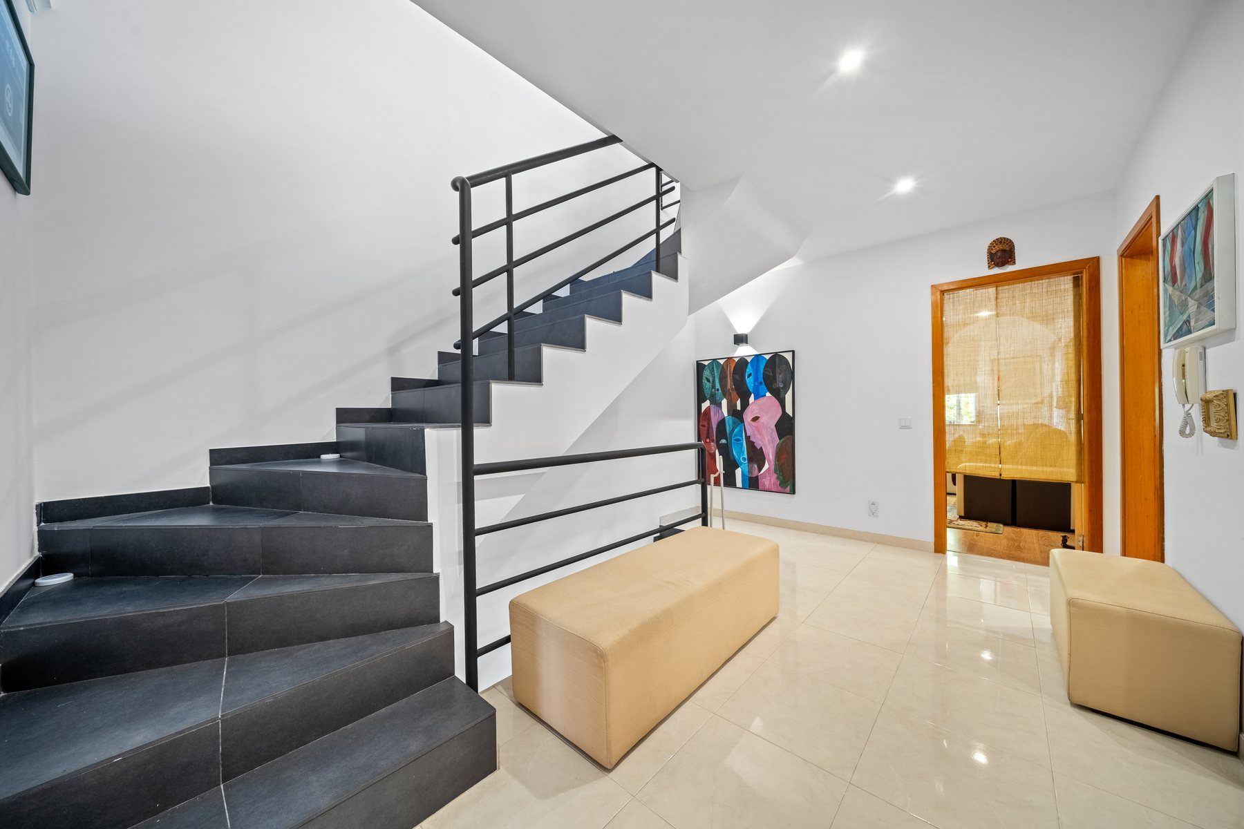 Tavira townhouse — modern internal staircase