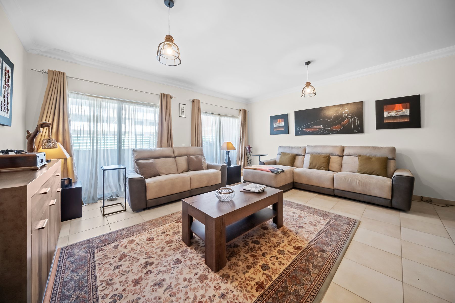 Colinas da Boavista, Tavira — large living room with sofas, coffee table and warm light